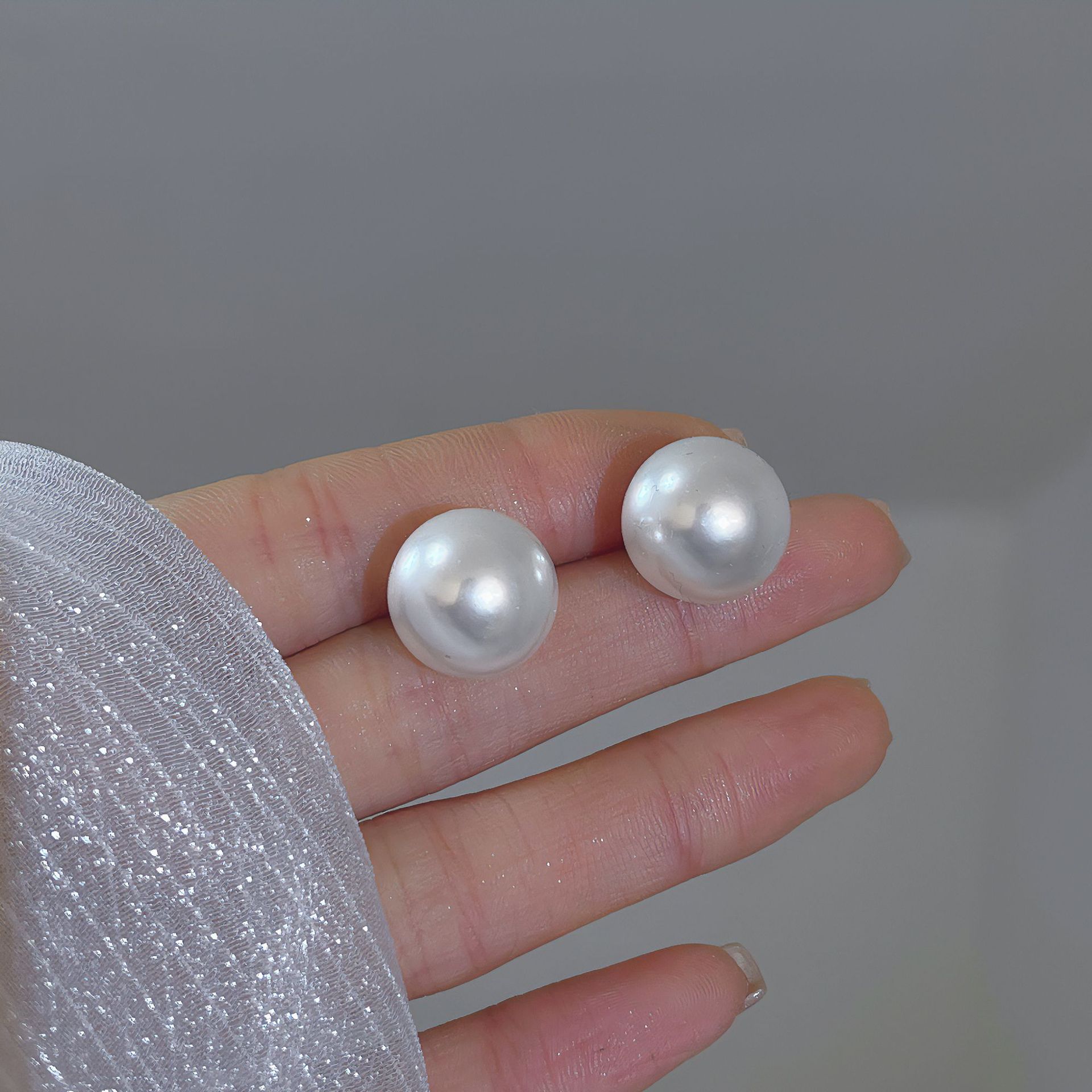 Earing - White