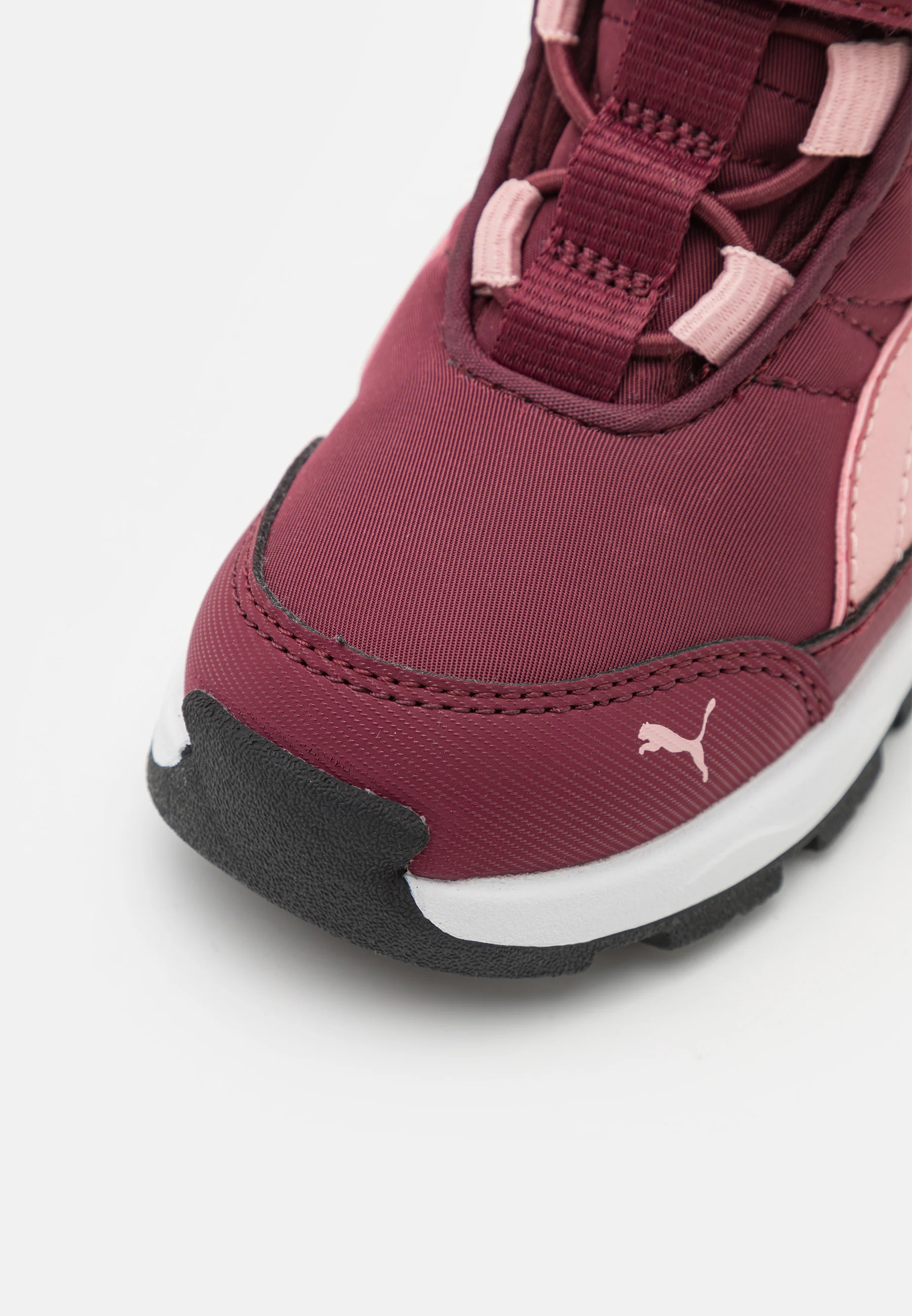Sleek Winter Hiking Boot Bordeaux