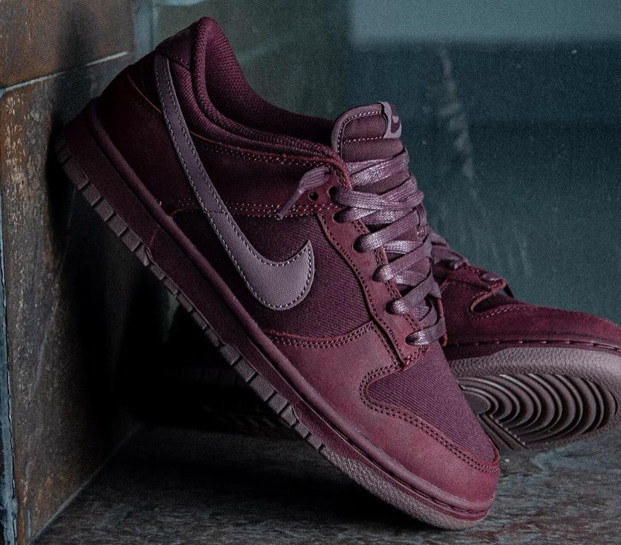Signature Low Top Basketball Shoe Burgundy