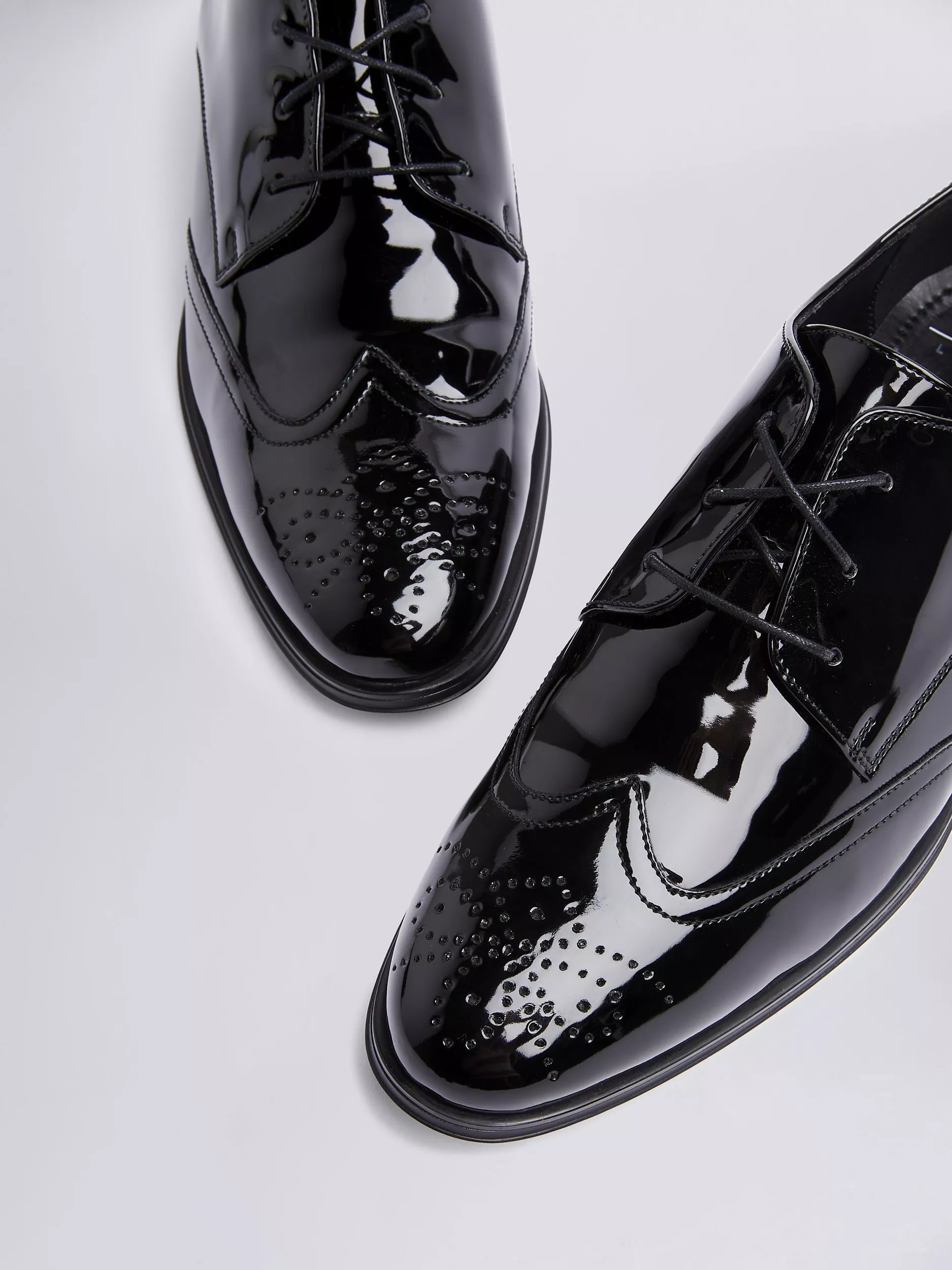 Active Brogue Dress Shoe Earth
