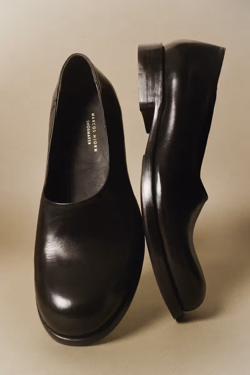 Momentum Wholecut Dress Shoe Walnut